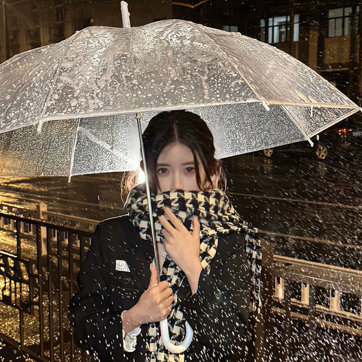 坐在酒吧里吃蛋糕